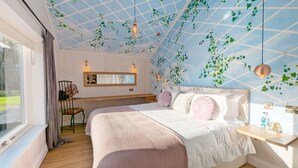 Un dormitorio con una cama grande, una mesita de noche y una ventana.