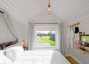 2 bedrooms, WiFi, bed sheets, wheelchair access - Veraison - Ashling Park - sleeps 4 guests  in 2 bedrooms (Chichester)