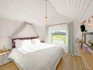 2 bedrooms, WiFi, bed sheets, wheelchair access