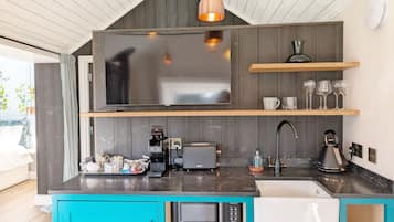 Fridge, microwave, coffee/tea maker, toaster