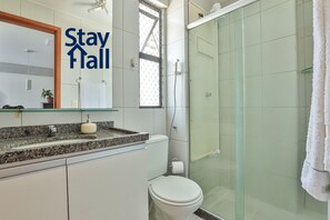 Basic-lejlighed | Badeværelse | Bruser, håndklæder