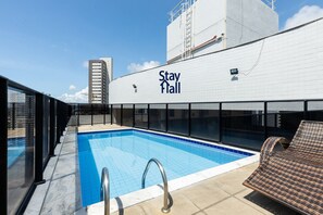 Apartemen | Kolam renang | Kolam renang outdoor, dengan payung kolam renang dan kursi berjemur