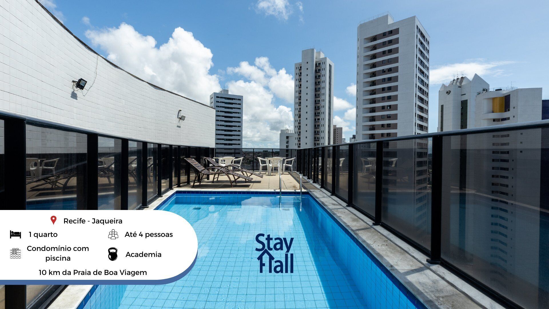 Departamento básico | Alberca | Alberca al aire libre, sombrillas en la alberca y camastros 