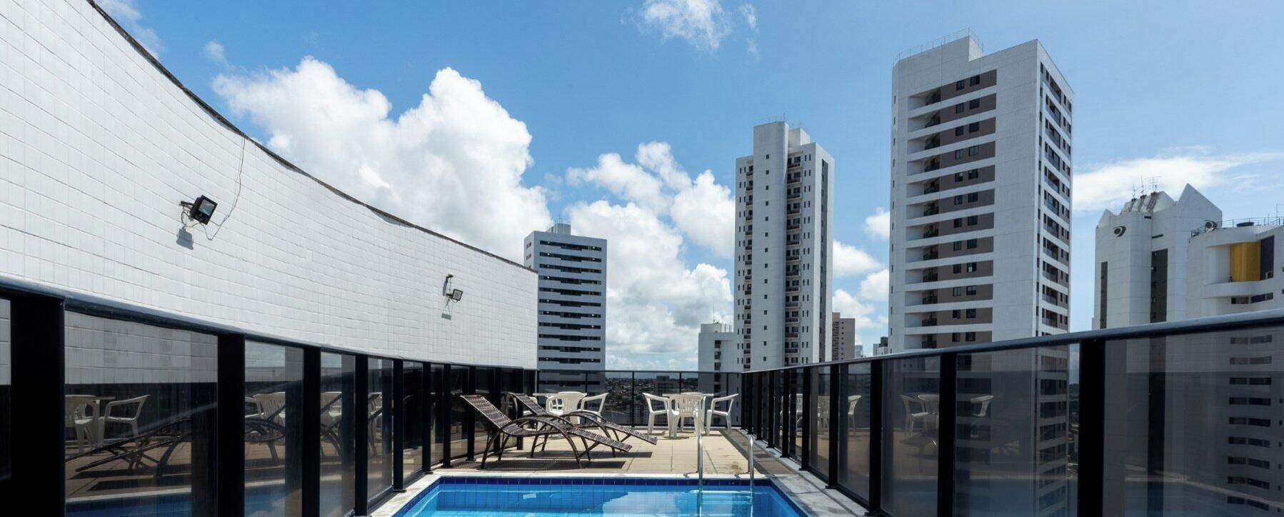 베이직 아파트 | 수영장 | 야외 수영장, 수영장 파라솔, 일광욕 의자