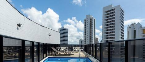 베이직 아파트 | 수영장 | 야외 수영장, 수영장 파라솔, 일광욕 의자