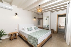 3 bedrooms, iron/ironing board, travel crib, free WiFi