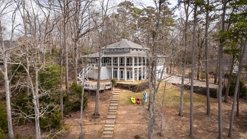 Everybody Loves Nobody`s Business