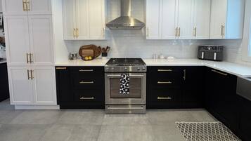 KylskÄp, mikrovÄgsugn, ugn och spishÀll