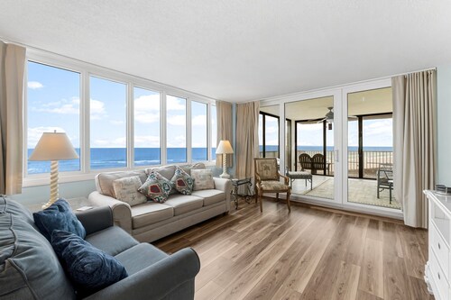 Endless views! Easy parking! 3/2 sleeps 9! Competitive Pickleball courts! Pet Friendly!!Bch Srvc Incl!!!