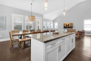 Interior - ☀️Private Pool, 6-Seater LSV (Golf Cart), 6 Bikes-Villas of Frangista-Emerald Da (Miramar Beach)