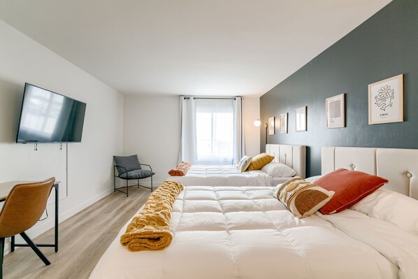 1 soverom, skrivebord og sengetøy