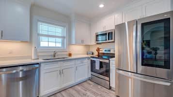 Refrigerador, microondas, horno, placa de cocina