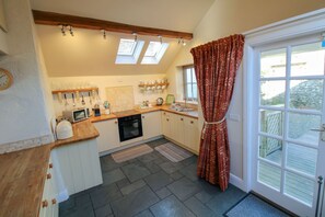 Een koelkast, een microgolfoven, een oven, een vaatwasser