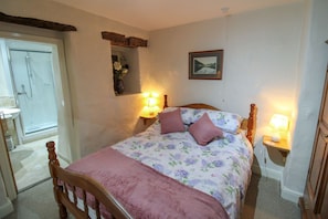 3 slaapkamers, een strijkplank/strijkijzer, gratis wifi, beddengoed