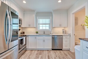 Een koelkast, een microgolfoven, een oven, een kookplaat