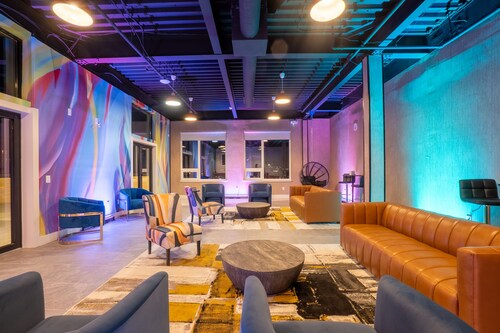 Vibrant Visit near Airport! Free Parking, 2 Baths & Sleeps 8! ✨10% OFF 7 days✨