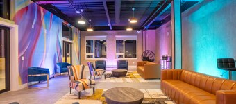 Vibrant Visit near Airport! Free Parking, 2 Baths & Sleeps 8! ✨10% OFF 7 days✨