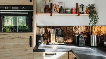 Een koelkast, een magnetron, een oven, een kookplaat