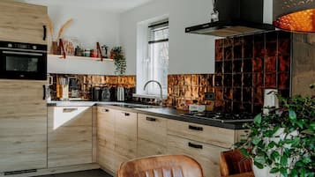 Een koelkast, een magnetron, een oven, een kookplaat