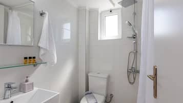 Haartrockner, Handtücher, Seife, Toilettenpapier