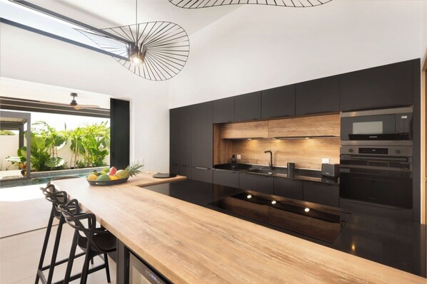 Fridge, microwave, oven, stovetop - Villa Manaté with private pool and jacuzzi (GOSIER)