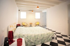 1 habitación, tabla de planchar con plancha y ropa de cama 