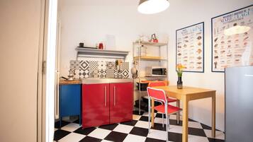 KĂŒhlschrank, Herdplatte, Wasserkocher mit Kaffee-/Teezubehör