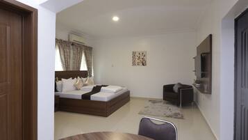 Suite estudio superior, balcón | Ropa de cama de alta calidad y camas con efecto memoria