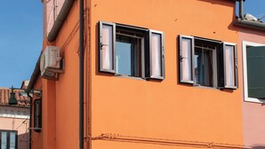 Un edificio di due piani con tetto piano e camino.