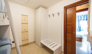 3 bedrooms, iron/ironing board, bed sheets