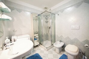 Douche, sèche-cheveux, bidet, serviettes fournies