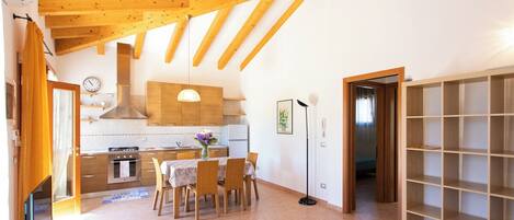 Frigorifero, forno, piano cottura, lavastoviglie