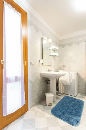 Een douche, een haardroger, een bidet, handdoeken