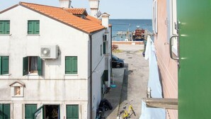 Une rue étroite, bordée de bâtiments des deux côtés, avec un vélo et un banc.