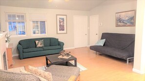 Living area - Enjoyable 6+bedroom house near Oakland Airport (Oakland)