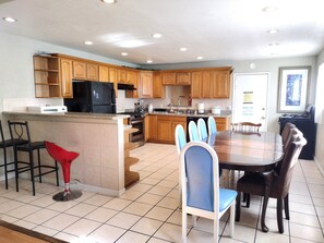 Dining - Enjoyable 6+bedroom house near Oakland Airport (Oakland)