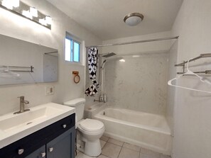 Shower, hair dryer, towels, soap - Enjoyable 6+bedroom house near Oakland Airport (Oakland)