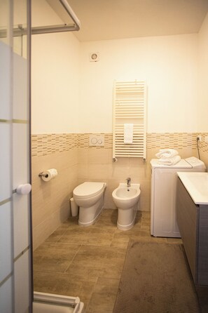 Douche, sèche-cheveux, bidet, serviettes fournies