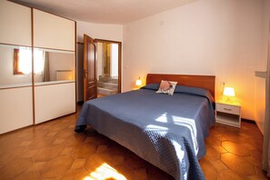 3 slaapkamers, een strijkplank/strijkijzer, gratis wifi, beddengoed