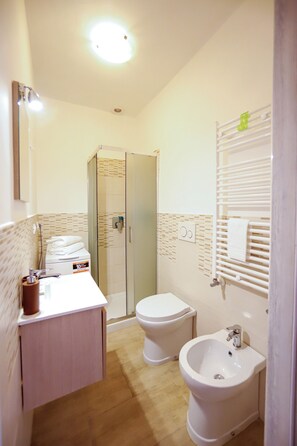 Douche, séchoir à cheveux, bidet, serviettes fournies