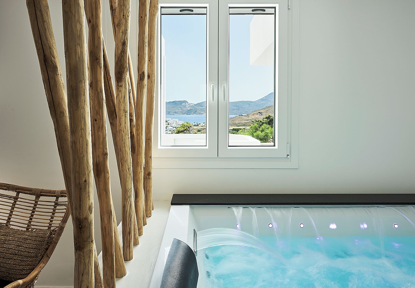 Suite with Sea View and Hot Tub - First Floor | 1 ห้องนอน, ตู้นิรภัยในห้องพัก, ห้องเก็บเสียง, เตารีด/โต๊ะรีดผ้า