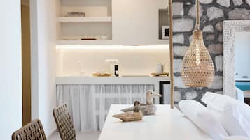 Deluxe Suite with Sea View and Hot Tub - Ground Floor | Living area