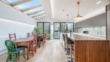 Apartamento superluxo, vista para a cidade | Cozinha privada | Cafeteira/chaleira, chaleira elétrica