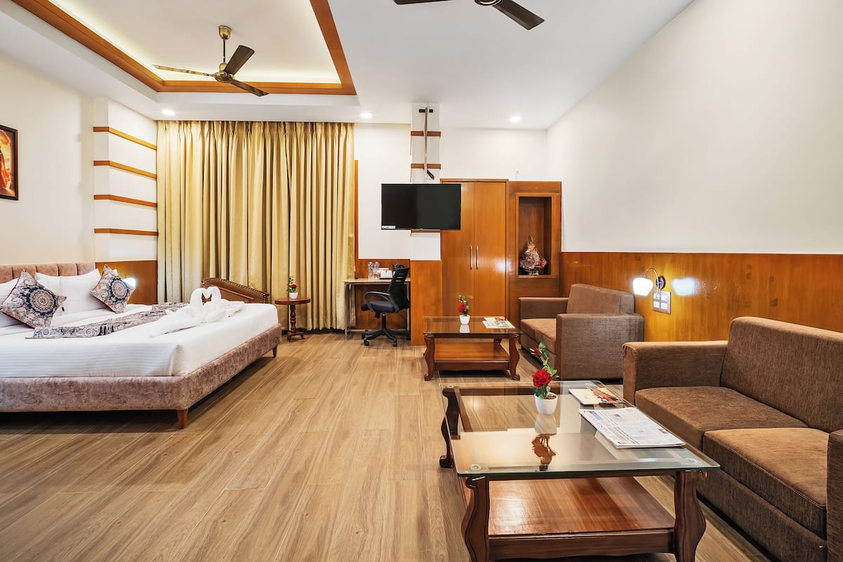 In-room safe, laptop workspace, blackout drapes, soundproofing