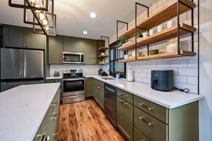 Fridge, microwave, oven, stovetop - Game Room-Hot Tub-10 Mins to Downtown Gatlinburg (Gatlinburg)