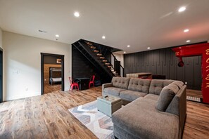 Interior - Game Room-Hot Tub-10 Mins to Downtown Gatlinburg (Gatlinburg)