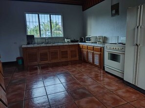 Kühlschrank, Mikrowelle, Ofen, Wasserkocher mit Kaffee-/Teezubehör