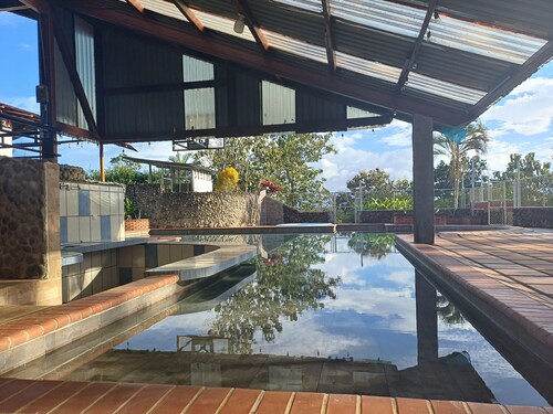 Beautiful house with pool and wet bar in Quinta La Loma