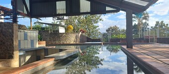 Beautiful house with pool and wet bar in Quinta La Loma