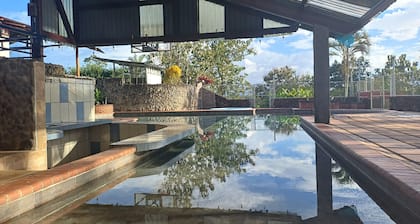 Beautiful house with pool and wet bar in Quinta La Loma